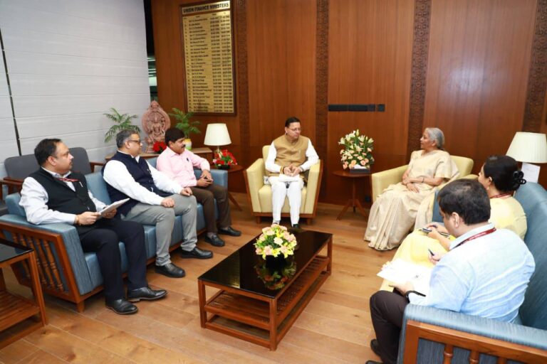 मुख्यमंत्री पुष्कर सिंह धामी और वित्त मंत्री निर्मला सीतारमण की बैठक के दौरान बातचीत।