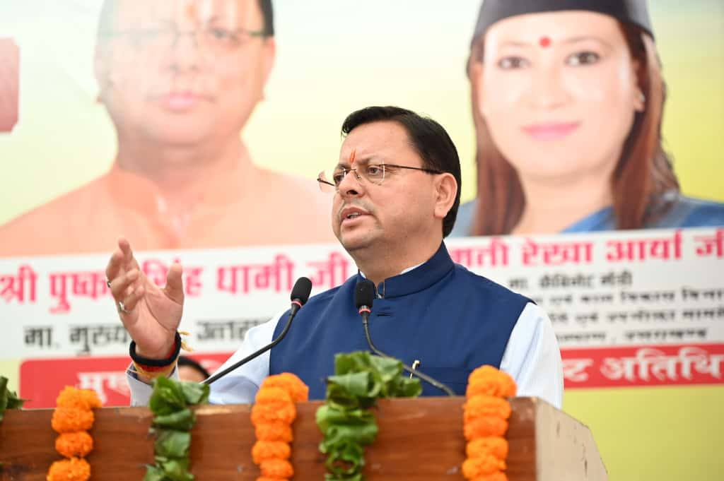 मुख्यमंत्री पुष्कर सिंह धामी UKSSSC स्नातक स्तरीय परीक्षा रद्द करने की घोषणा करते हुए।