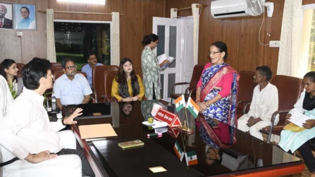 कुमाऊं आयुक्त दीपक रावत जनता मिलन कार्यक्रम में जनसमस्याएँ सुनते हुए