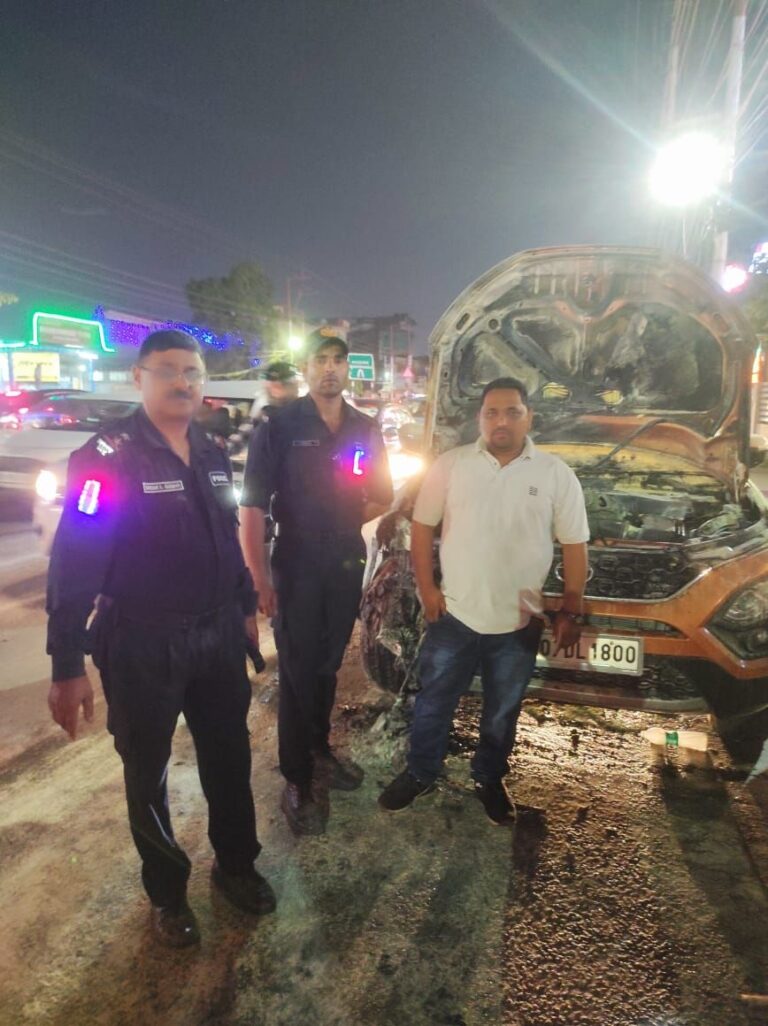 देहरादून जोगीवाला में चलती कार में लगी आग, सीपीयू कर्मियों ने सवारों को बचाया