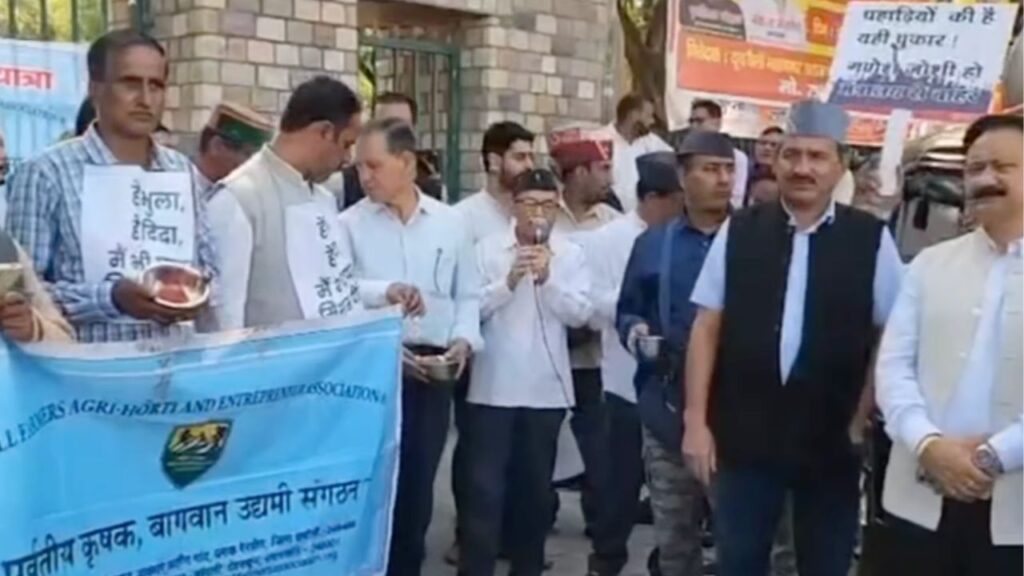 देहरादून गांधी पार्क के बाहर हाथ में कटोरा लेकर प्रदर्शन करते बागवानी किसान