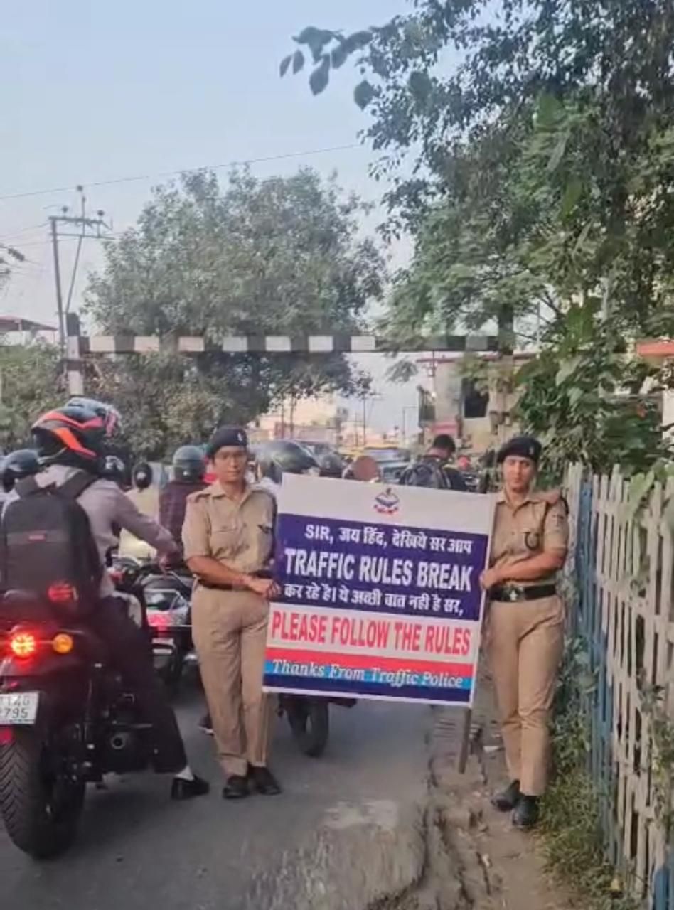 देहरादून पुलिस ने वाहन चालकों को प्यार भरे अंदाज में यातायात नियमों का पालन सिखाया