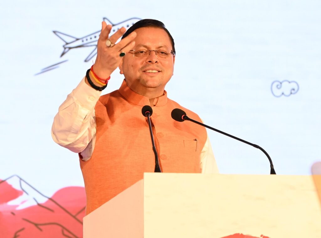 सीएम पुष्कर सिंह धामी UKSSSC पेपर-लीक पर युवाओं से बात करते हुए