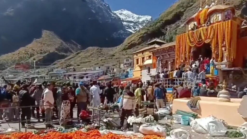 दिवाली पर जगमगाते बदरीनाथ धाम का दृश्य, रोशनी और फूलों से सजा मंदिर परिसर