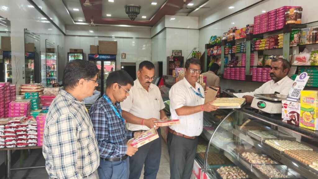 हल्द्वानी में खाद्य सुरक्षा टीम काजू कतली का नमूना लेते हुए