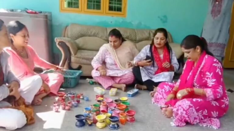 दीपावली के लिए मोमबत्तियां बनाती सहस्त्रधारा की ग्रामीण महिलाएं