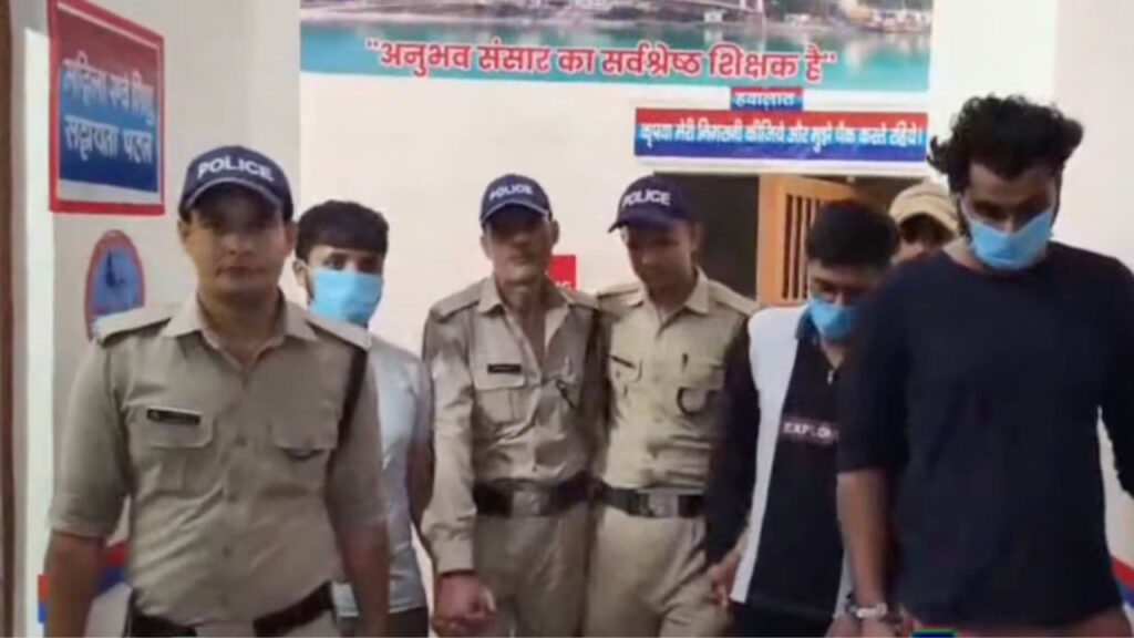 टिहरी पुलिस द्वारा ऋषिकेश तपोवन में फर्जी कॉल सेंटर पर छापेमारी करते हुए, साइबर ठगी में शामिल आरोपियों की गिरफ्तारी।