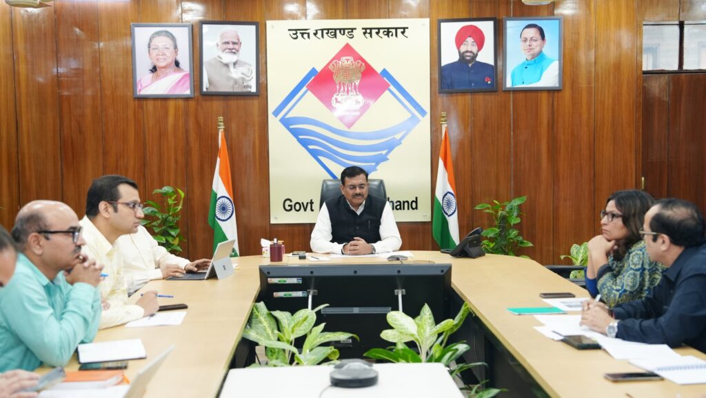 मुख्य सचिव आनंद बर्द्धन सचिवालय सभागार में कमजोर वर्ग के छात्रों के लिए निःशुल्क प्रतियोगी कोचिंग समीक्षा बैठक करते हुए