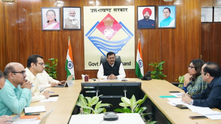 मुख्य सचिव आनंद बर्द्धन सचिवालय सभागार में कमजोर वर्ग के छात्रों के लिए निःशुल्क प्रतियोगी कोचिंग समीक्षा बैठक करते हुए