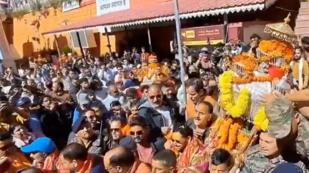 गंगोत्री धाम मंदिर के कपाट बंद होने के दौरान डोली में निकाली गई मां गंगा की प्रतिमा