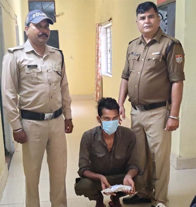 हल्द्वानी में चोरगलिया पुलिस ने अवैध हथियार और शराब के साथ युवक को पकड़ा