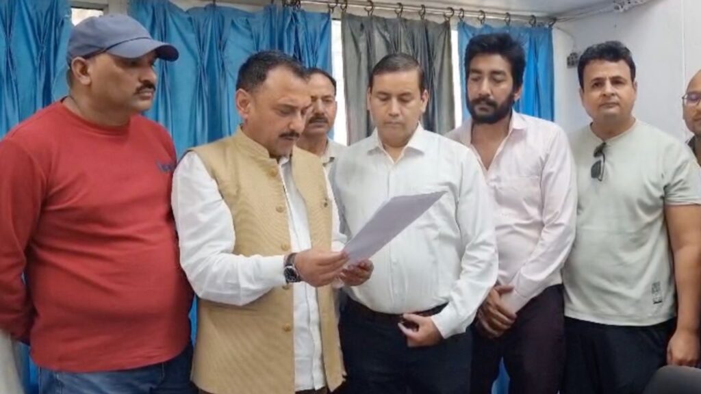 हल्द्वानी में सर्किल रेट बढ़ोतरी के विरोध में कांग्रेस कार्यकर्ताओं ने रजिस्ट्रार कार्यालय में ज्ञापन सौंपा