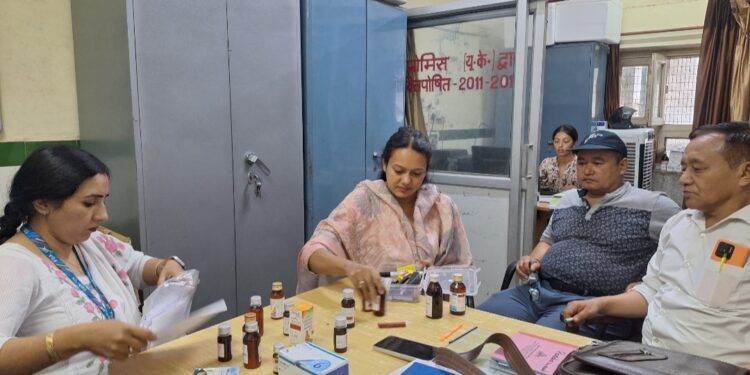 हल्द्वानी में कफ सिरप के सैंपल जांच के लिए एकत्र करती औषधि विभाग की टीम