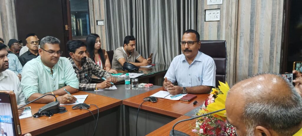 जिलाधिकारी नैनीताल मीडिया से संवाद करते हुए