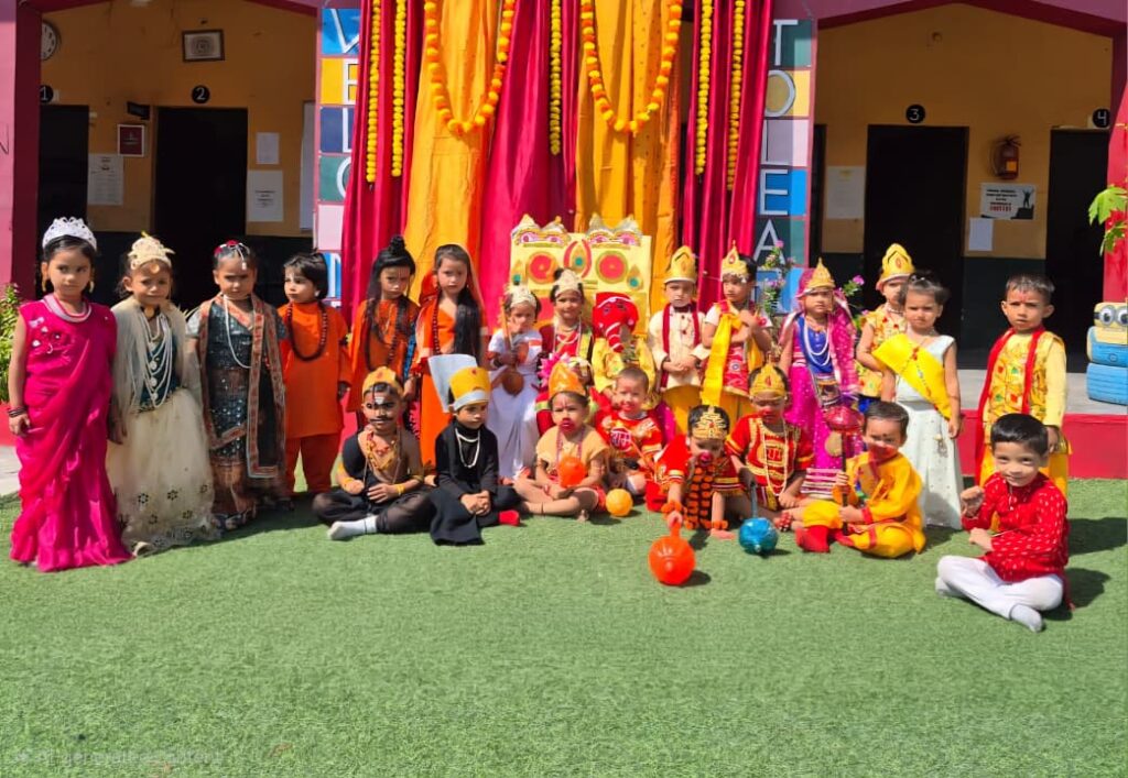 हल्द्वानी के गुरु द्रोणा स्कूल में रामलीला मंचन करते बच्चे