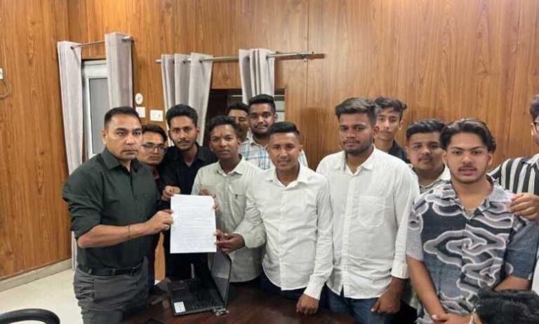 हल्द्वानी में छात्र संघ अध्यक्ष अभिषेक गोस्वामी व छात्र नेताओं द्वारा अवैध स्पा सेंटर्स के खिलाफ ज्ञापन सौंपते हुए।