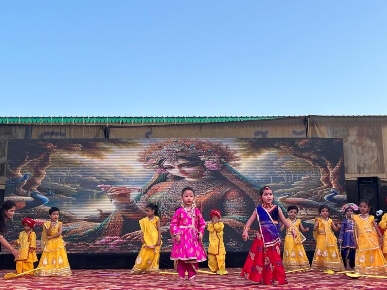 लक्ष इंटरनेशनल स्कूल हल्द्वानी में वार्षिक समारोह के दौरान मंच पर प्रस्तुति देते बच्चे