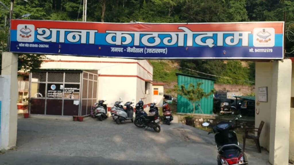 हल्द्वानी में जिला पंचायत अध्यक्ष दीपा दर्मवाल पर दर्ज धोखाधड़ी के मामले में जांच करती पुलिस टीम