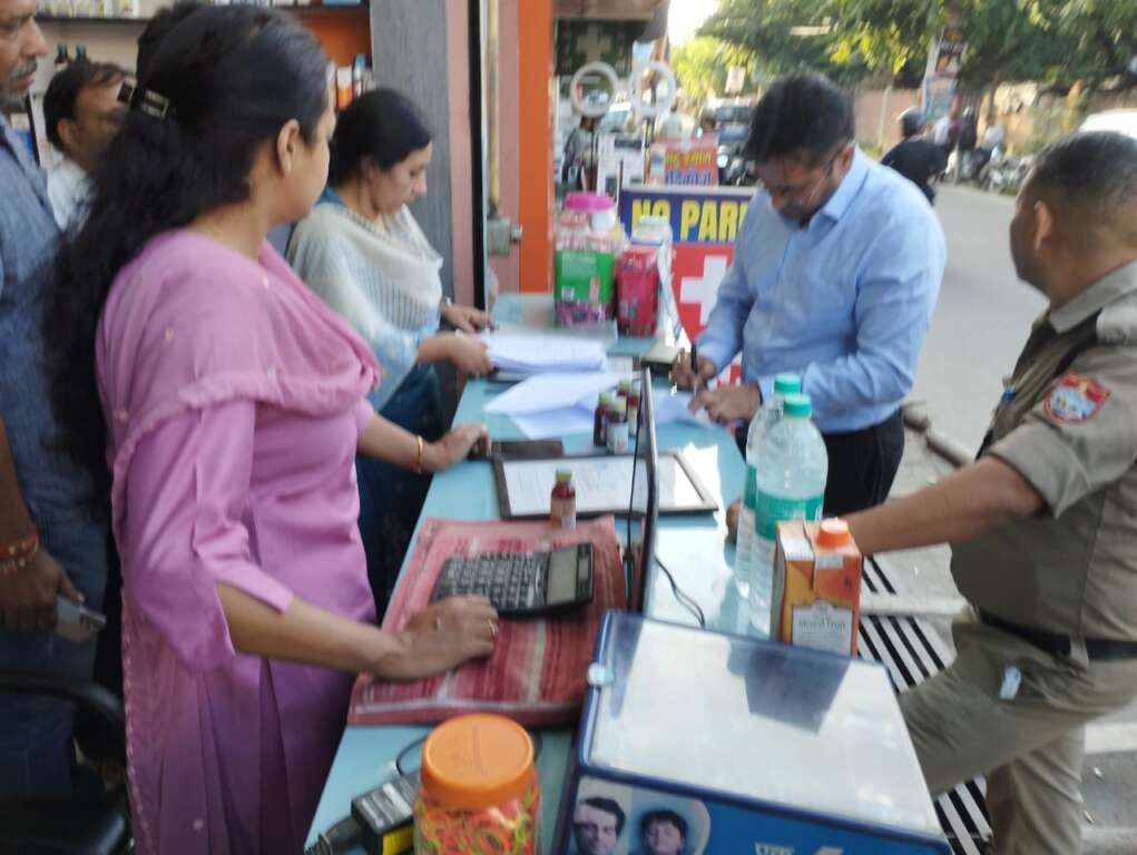 हल्द्वानी में तीन मेडिकल स्टोर प्रतिबंधित कफ सिरप बेचने पर सील किए गए।