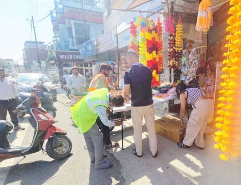 हल्द्वानी नगर निगम की टीम फुटपाथ से अतिक्रमण हटाते हुए अभियान चलाती हुई