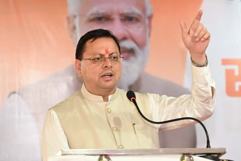 मुख्यमंत्री पुष्कर सिंह धामी हल्द्वानी सर्किट हाउस में जनता से बातचीत करते हुए