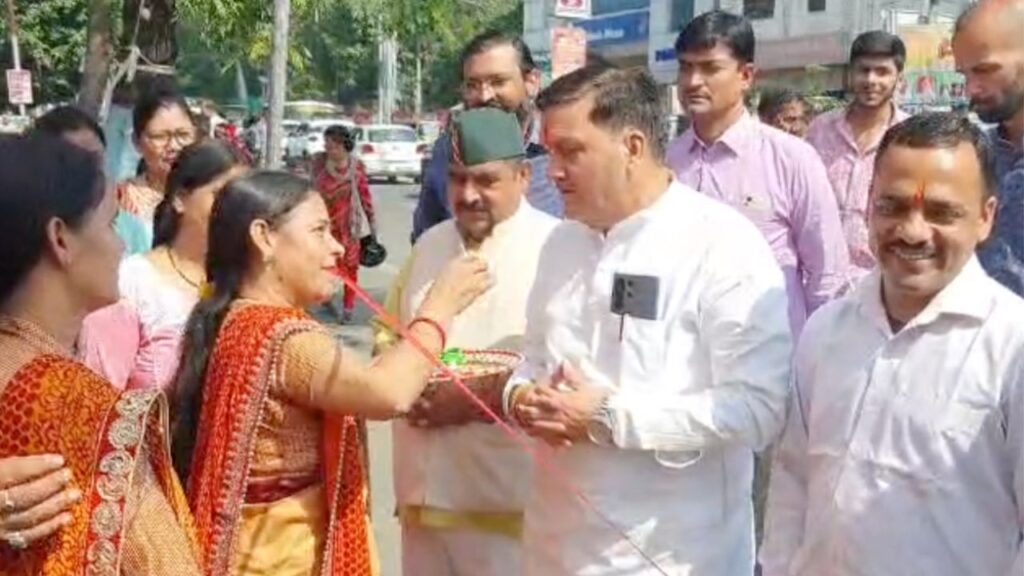 हल्द्वानी में दिवाली स्वदेशी मेले का उद्घाटन करते मेयर गजराज बिष्ट