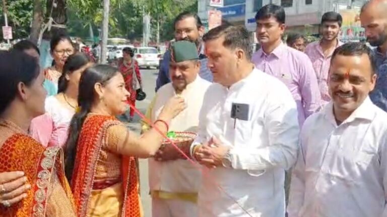 हल्द्वानी में दिवाली स्वदेशी मेले का उद्घाटन करते मेयर गजराज बिष्ट