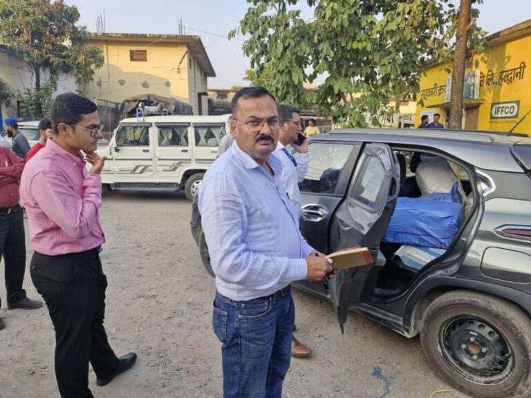 हल्द्वानी में ट्रेनी IAS अंशुल भट्ट और खाद्य सुरक्षा टीम ने रसगुल्ला बरामद किया।