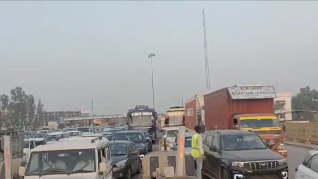 हरिद्वार-Delhi नेशनल हाईवे पर वीकेंड ट्रैफिक जाम में फंसे वाहन और यात्री