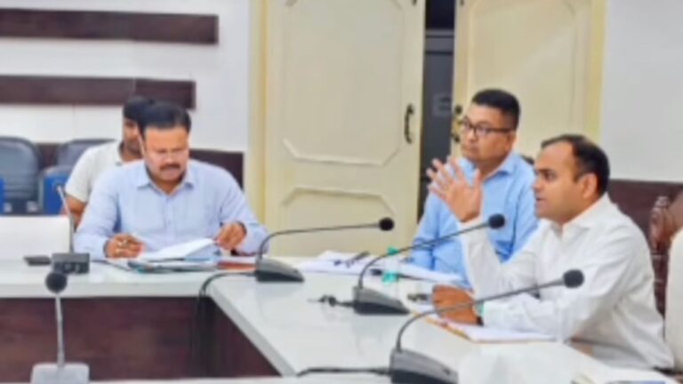 हरिद्वार डीएम मयूर दीक्षित सफाई व्यवस्था और पॉलीथिन प्रतिबंध पर निर्देश देते हुए