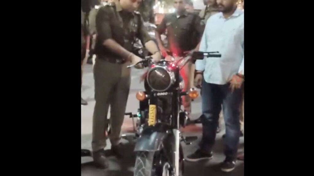 हरिद्वार ज्वालापुर में पुलिस ने बुलेट से पटाखे जैसी आवाज निकालने पर बाइक सीज़ की