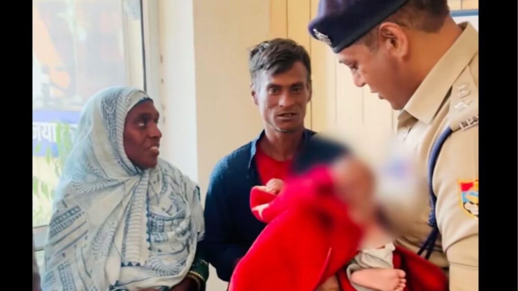 हरिद्वार पुलिस कप्तान प्रमेन्द्र सिंह डोबाल बच्चा चोरी मामले में प्रेस वार्ता करते हुए।