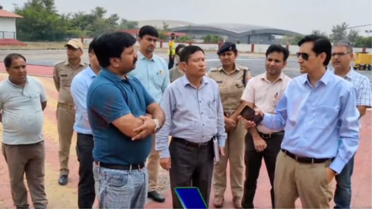 हल्द्वानी में हेली ड्रम का निरीक्षण करते कुमाऊं कमिश्नर दीपक रावत
