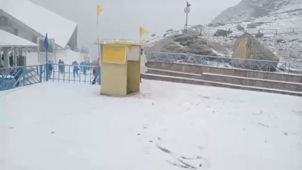 श्री हेमकुंड साहिब गुरुद्वारा के कपाट बंद होने से पहले का दृश्य, बर्फ से ढके पहाड़ों के बीच श्रद्धालु दर्शन करते हुए