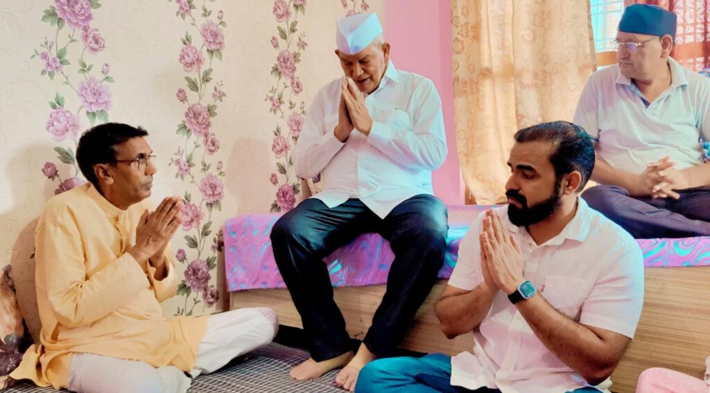 पूर्व मुख्यमंत्री हरीश रावत मृतक पत्रकार राजीव के परिजनों से मिले