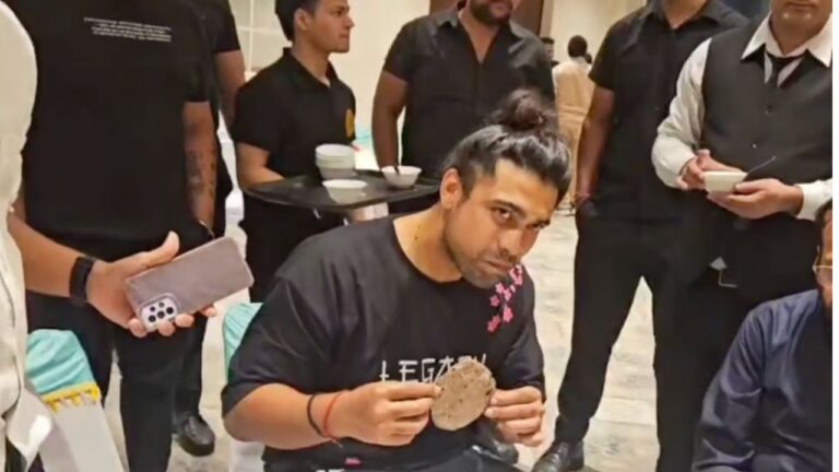 बॉलीवुड सिंगर जुबिन नौटियाल देहरादून में पत्रकारों संग पहाड़ी डिनर करते हुए