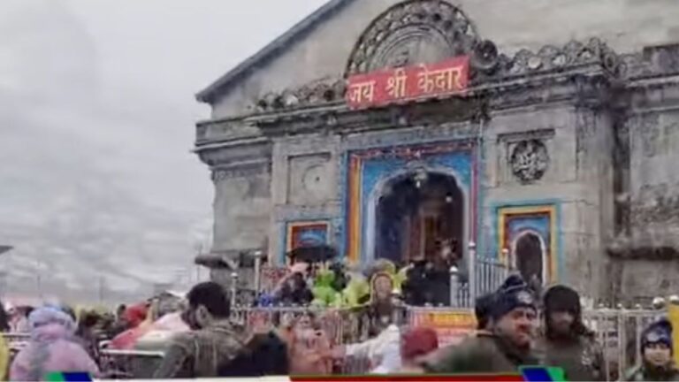 केदारनाथ धाम में हो रही बर्फबारी के बीच मंदिर में दर्शन करते श्रद्धालु।