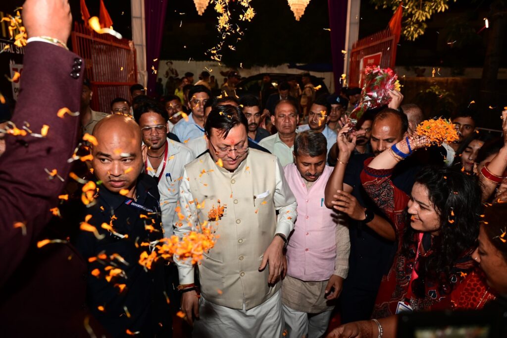 हल्द्वानी में कुमाऊं द्वार महोत्सव के मंच पर मुख्यमंत्री पुष्कर सिंह धामी