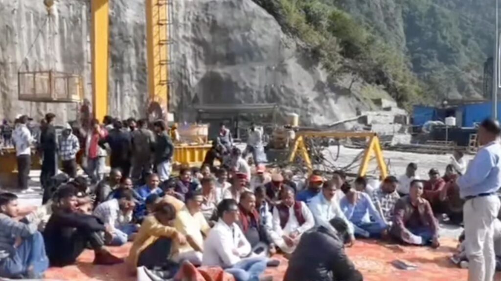 लखवाड़ बांध परियोजना के विरोध में धरना देते ग्रामीण