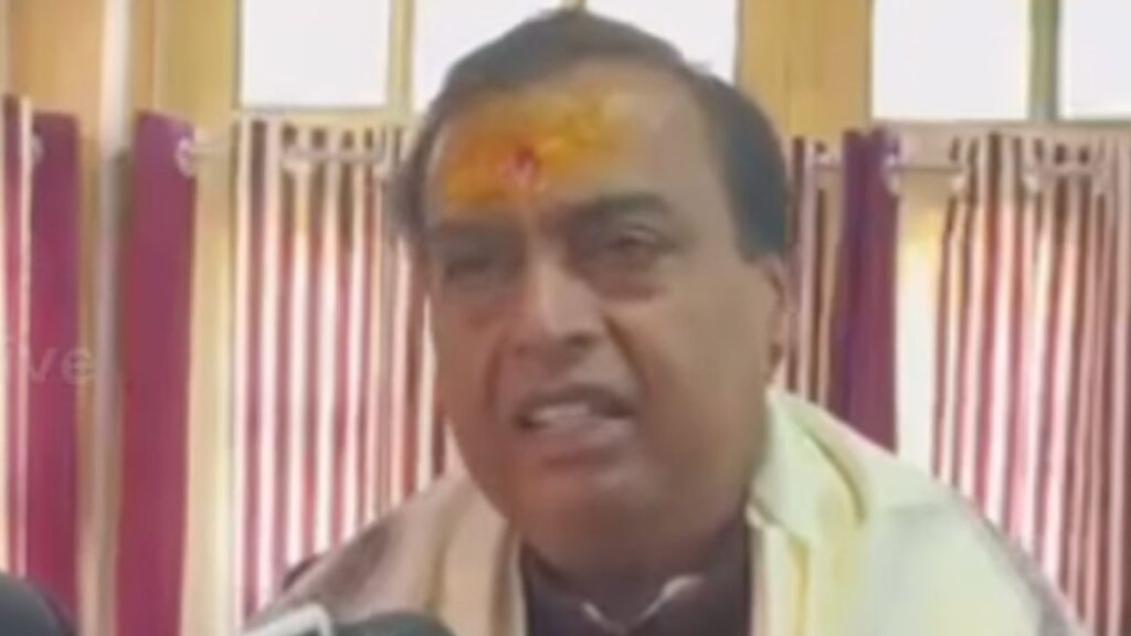 बद्रीनाथ धाम पहुंचे मुकेश अंबानी और मुख्यमंत्री पुष्कर सिंह धामी