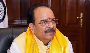 सांसद अजय भट्ट मुख्यमंत्री को बी.टेक कॉलेज खोलने की मांग पत्र देते हुए