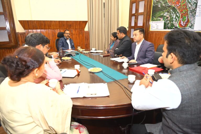 डीएम ललित मोहन रयाल चौपाल के ज़रिए विरासत नामांतरण प्रकरणों के निस्तारण के निर्देश देते हुए।