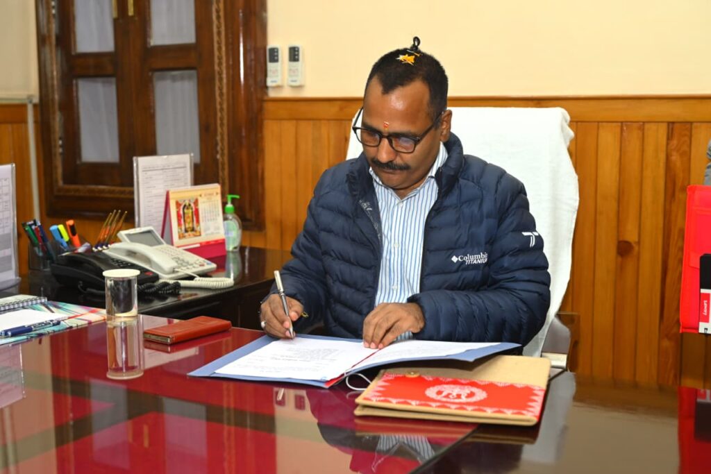Nainital DM Lalit Mohan Rayal took charge at Collectorate with guard of honour