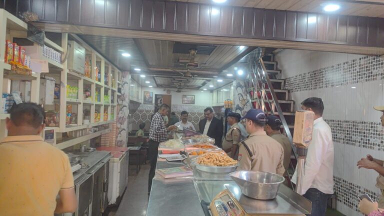 कालाढूंगी में मिठाई की दुकानों पर छापेमारी करती टीम