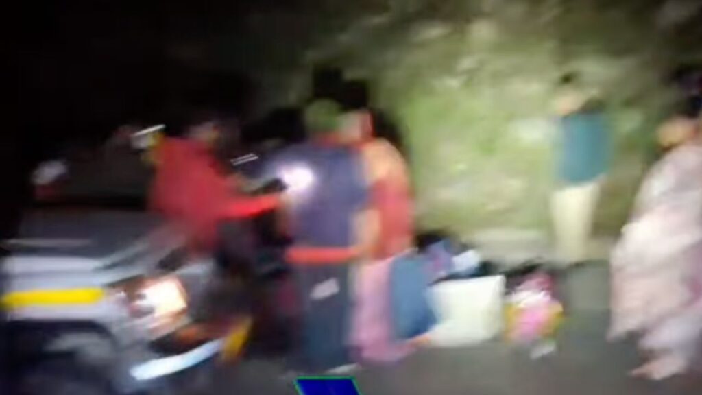 SDRF टीम ने बद्रीनाथ से लौट रहे क्रूजर वाहन के हादसे में 21 यात्रियों को सुरक्षित निकाला।