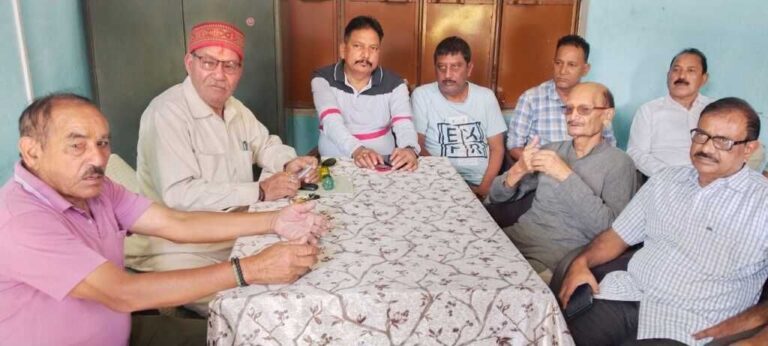 हल्द्वानी में पर्वतीय सांस्कृतिक उत्थान मंच के सदस्य दीपावली को लेकर प्रेस वार्ता करते हुए