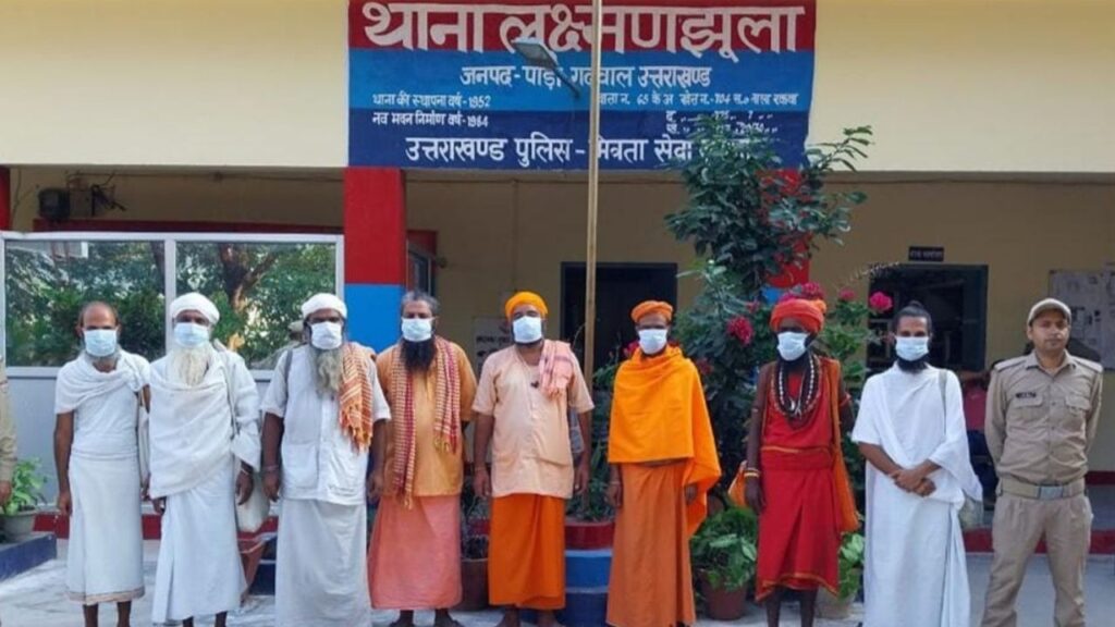 पौड़ी पुलिस ने ऑपरेशन कालनेमि के तहत लक्ष्मणझुला में 8 फर्जी साधुओं पर की कार्रवाई