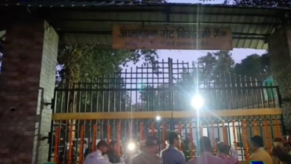 कॉर्बेट नेशनल पार्क के बिजरानी जोन में पर्यटक जंगल सफारी का आनंद लेते हुए