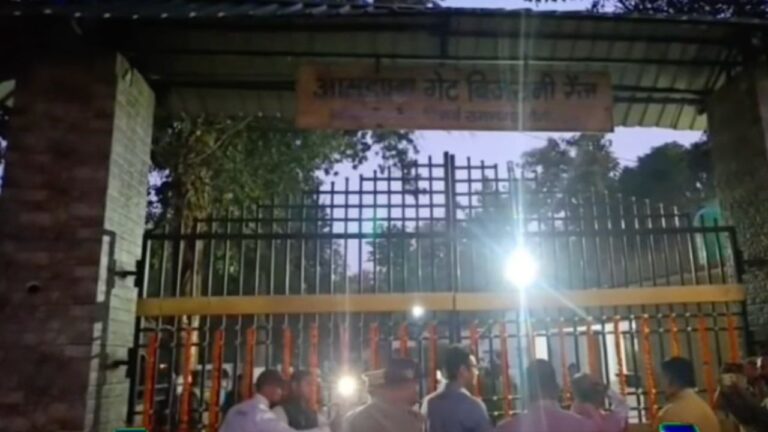 कॉर्बेट नेशनल पार्क के बिजरानी जोन में पर्यटक जंगल सफारी का आनंद लेते हुए