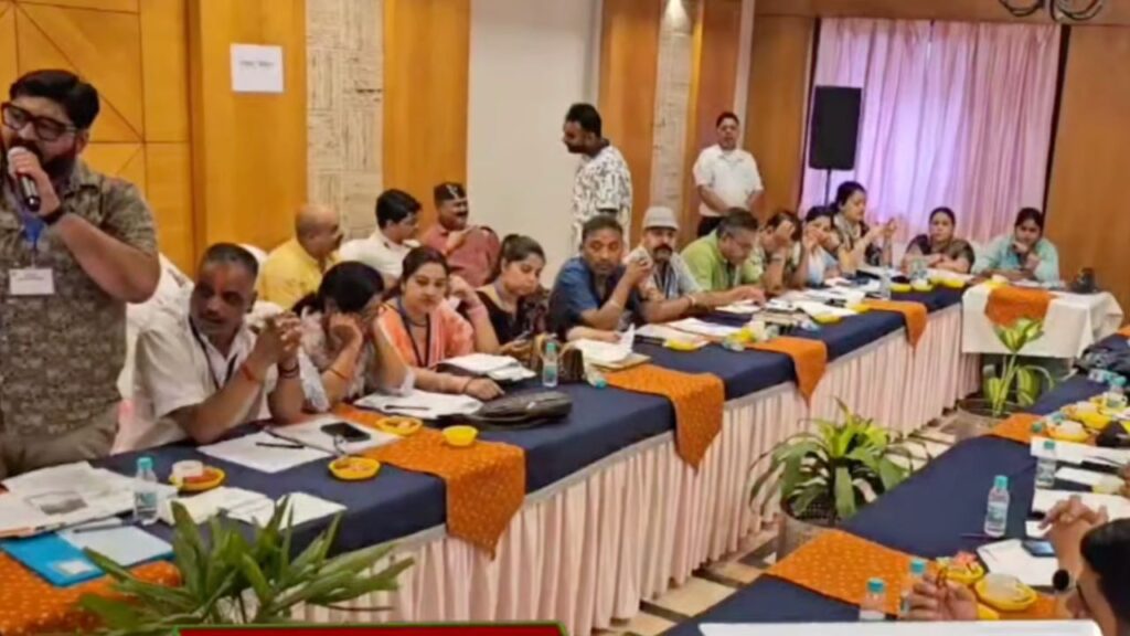 ऋषिकेश नगर निगम बोर्ड बैठक में हंगामा, पार्षदों ने फाड़ा एजेंडा